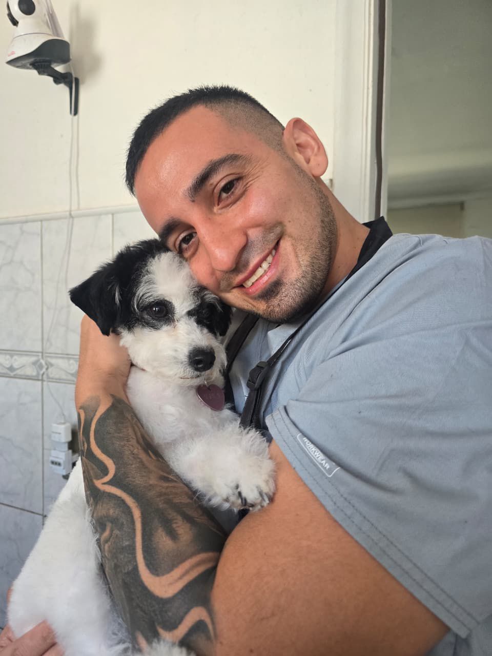 Guillermo Durán, groomer certificado de Perrito Zen, con un perro en brazos